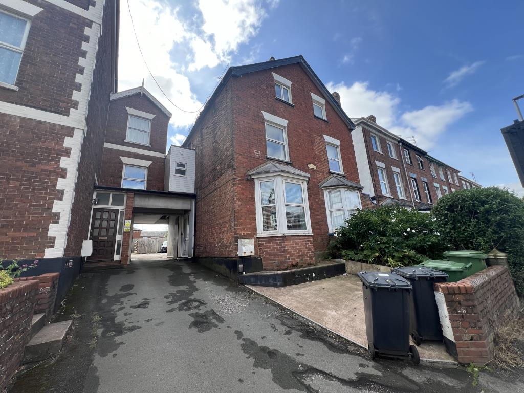 Lot: 132 - VACANT LICENCED HOUSE OF MULTIPLE OCCUPATION WITH PARKING, CLOSE TO EXETER UNIVERSITY - General view of front of property, parking and drive